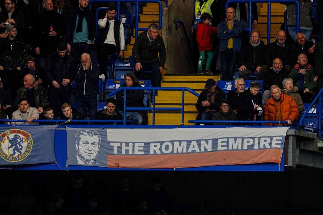 Fanii lui Chelsea, mesaj pentru Abramovich la meciul cu Newcastle! Banner-ul afișat după ce patronul rus a fost sancționat _2