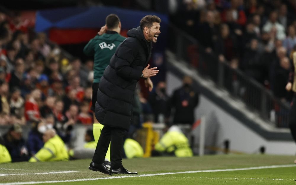 Diego Simeone nu a scăpat de furia fanilor lui Manchester United! Ce s-a întâmplat imediat după ultimul fluier_2
