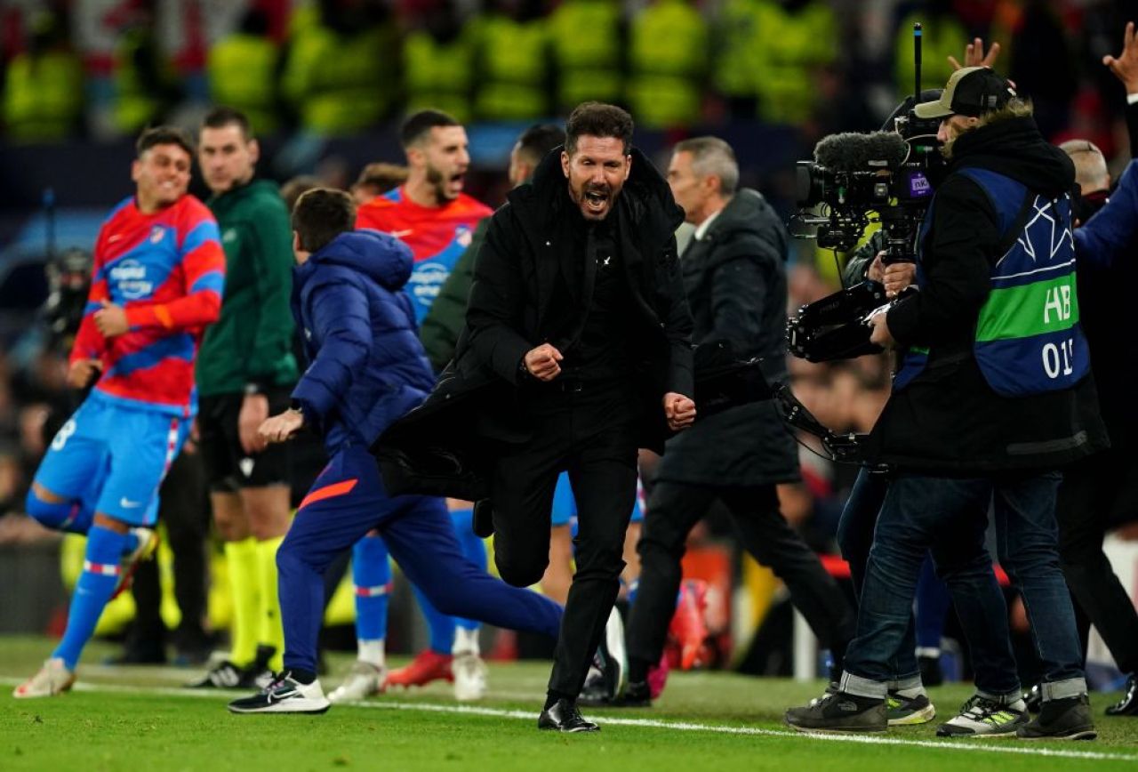 Diego Simeone nu a scăpat de furia fanilor lui Manchester United! Ce s-a întâmplat imediat după ultimul fluier_3