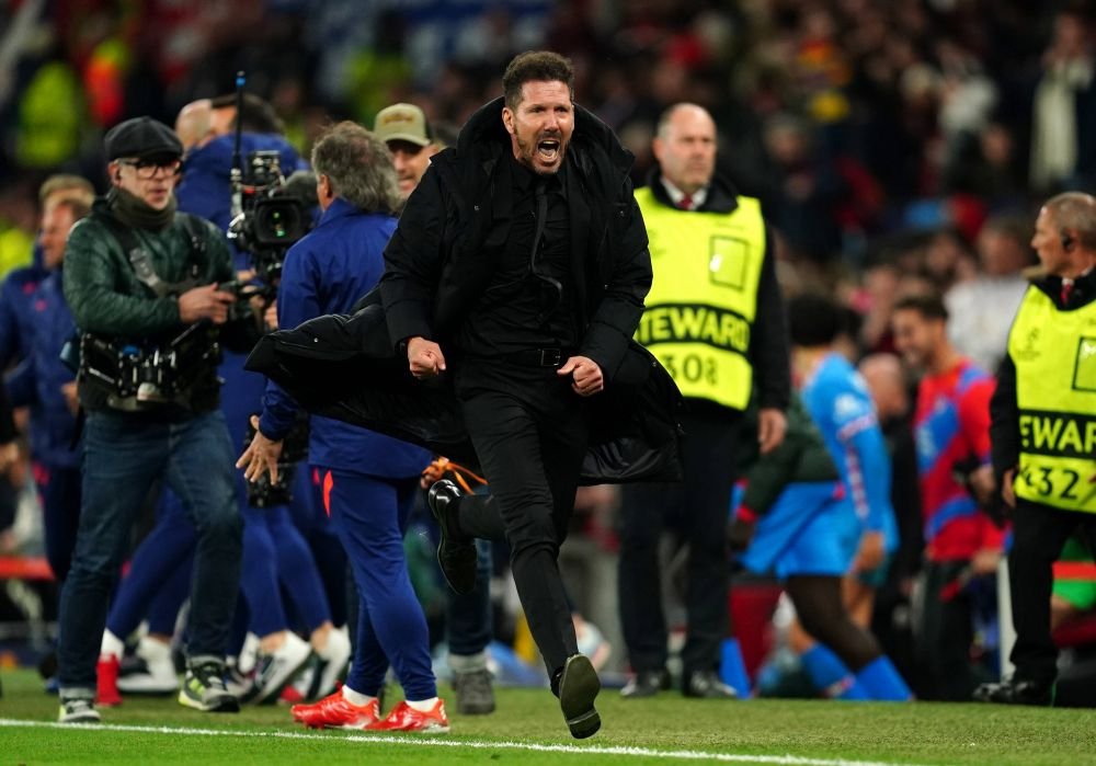 Diego Simeone nu a scăpat de furia fanilor lui Manchester United! Ce s-a întâmplat imediat după ultimul fluier_4