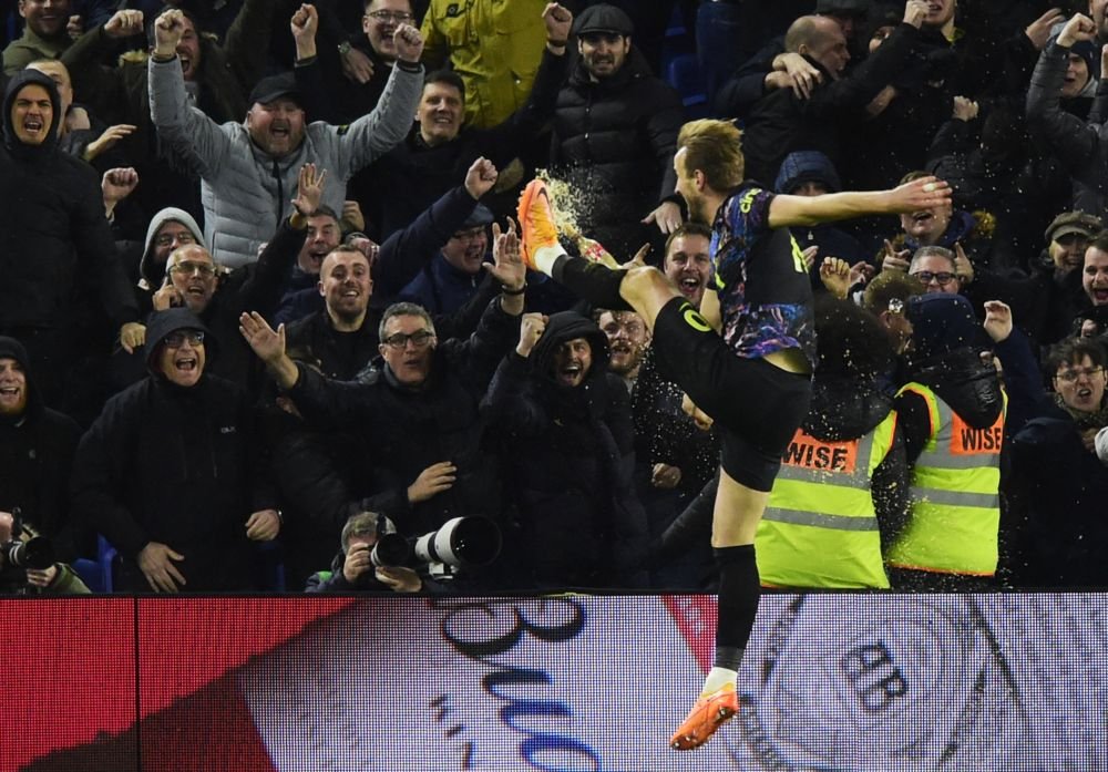 Așa se face, Ronaldo! :) Reacție genială a lui Kane după ce un fan de la Brigthon a aruncat cu o sticlă de suc în el _21