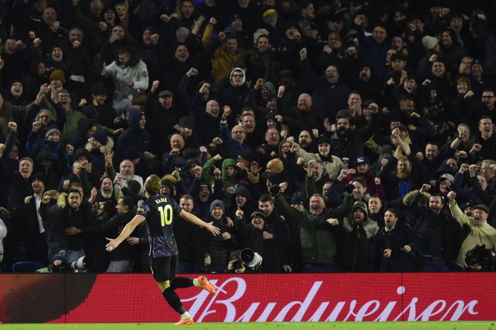 Așa se face, Ronaldo! :) Reacție genială a lui Kane după ce un fan de la Brigthon a aruncat cu o sticlă de suc în el _22
