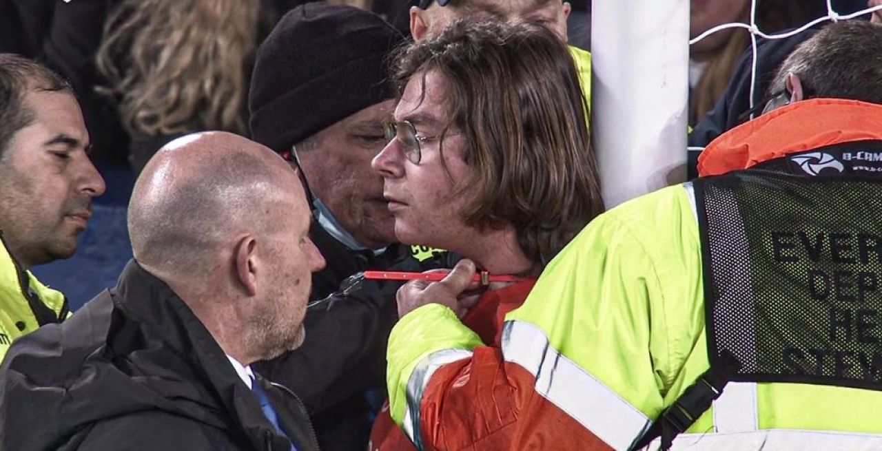 Momente incredibile în Premier League! Un fan s-a legat de bara porții în timpul meciului: