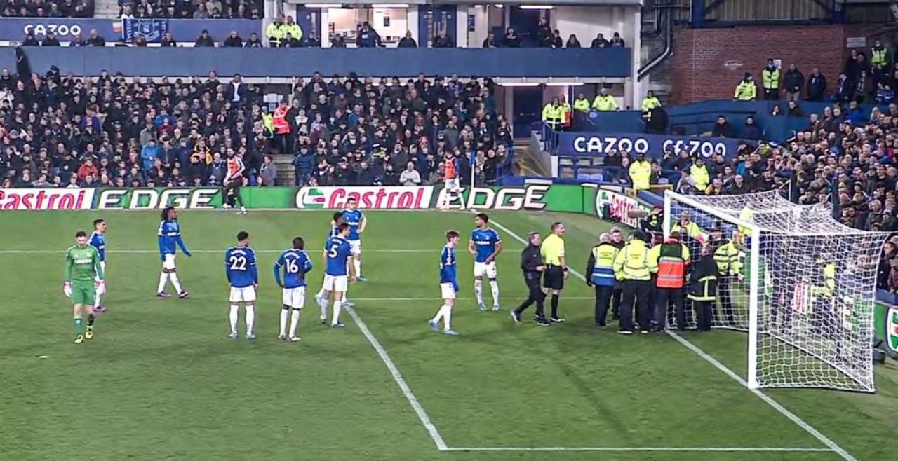 Momente incredibile în Premier League! Un fan s-a legat de bara porții în timpul meciului: