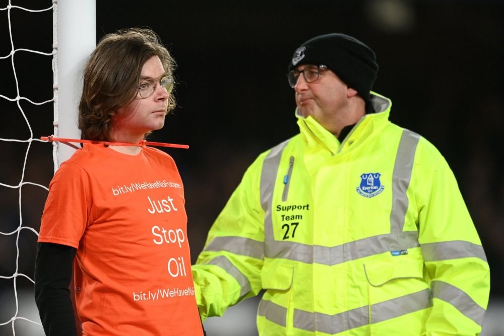 Momente incredibile în Premier League! Un fan s-a legat de bara porții în timpul meciului: 