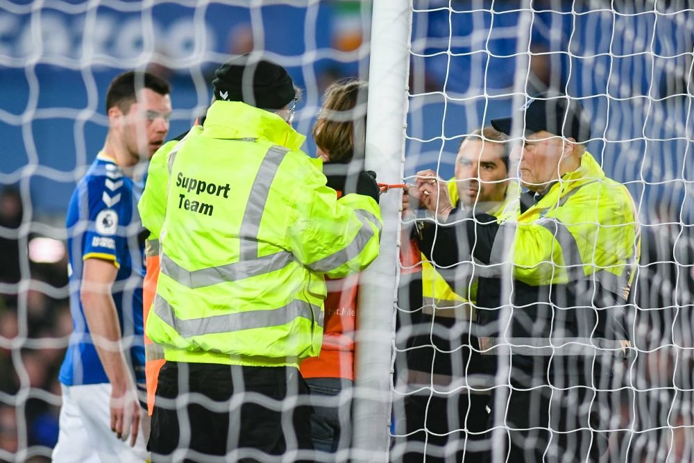 Momente incredibile în Premier League! Un fan s-a legat de bara porții în timpul meciului: 