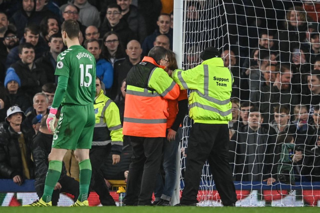 Momente incredibile în Premier League! Un fan s-a legat de bara porții în timpul meciului:
