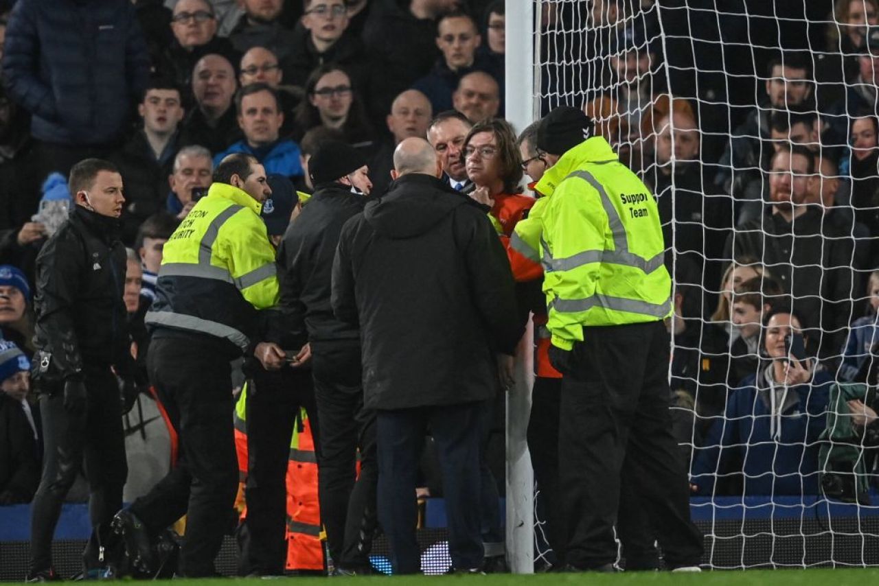 Momente incredibile în Premier League! Un fan s-a legat de bara porții în timpul meciului: