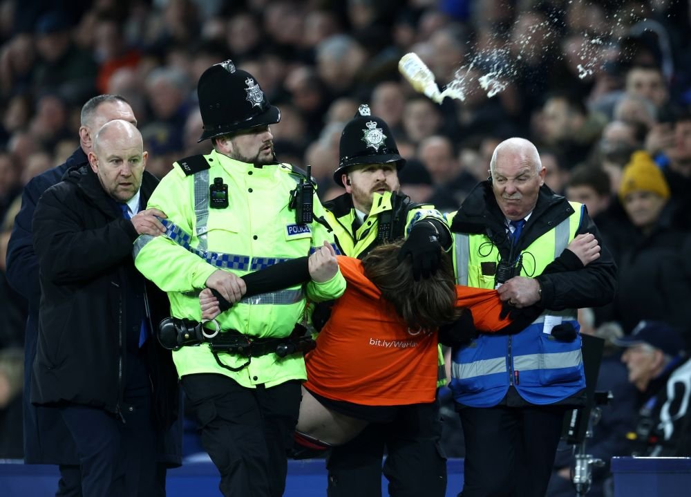 Momente incredibile în Premier League! Un fan s-a legat de bara porții în timpul meciului: 