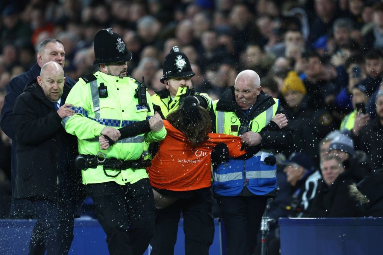 Momente incredibile în Premier League! Un fan s-a legat de bara porții în timpul meciului: