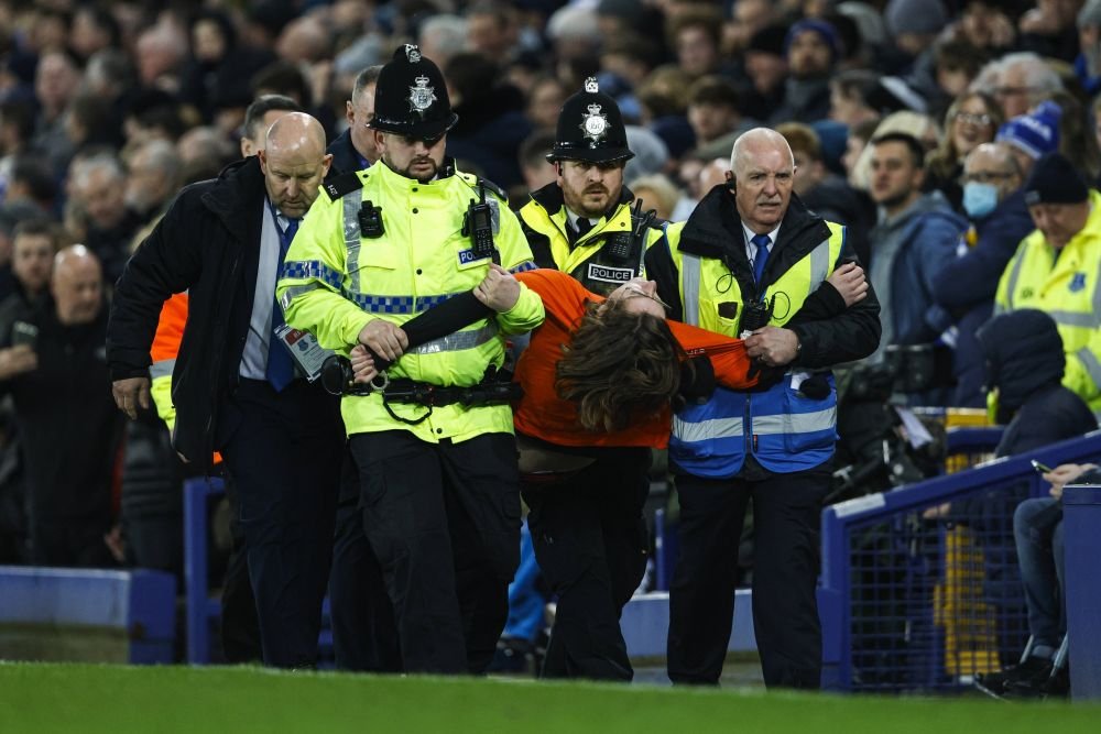 Momente incredibile în Premier League! Un fan s-a legat de bara porții în timpul meciului: 