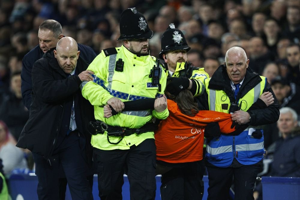 Momente incredibile în Premier League! Un fan s-a legat de bara porții în timpul meciului: 