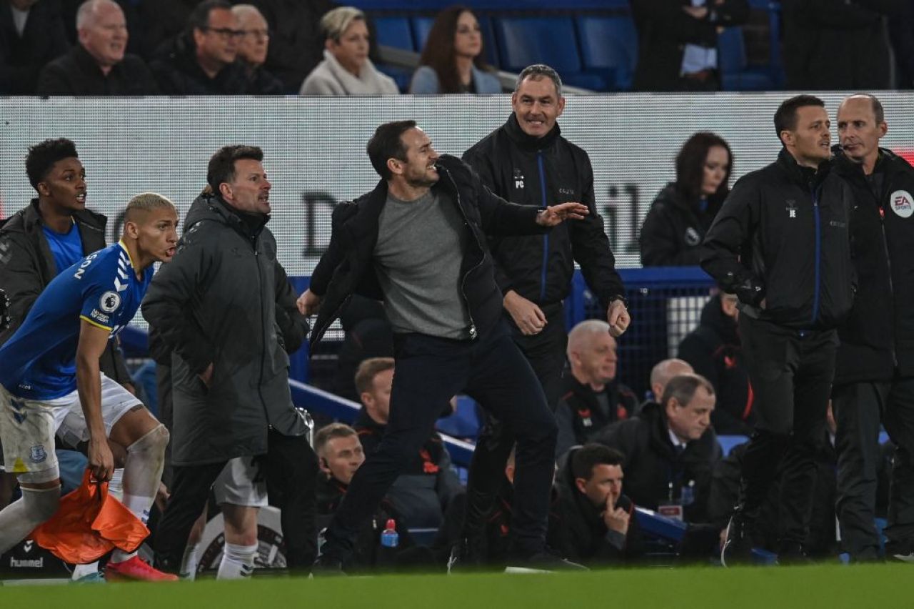 ”Mi-am rupt mâna când mă bucuram”. Frank Lampard a plătit scump victoria echipei sale din minutul 90+9_3