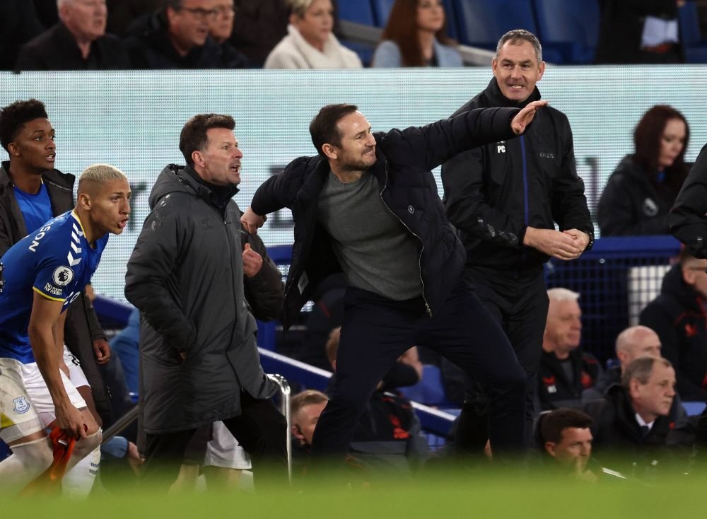 ”Mi-am rupt mâna când mă bucuram”. Frank Lampard a plătit scump victoria echipei sale din minutul 90+9_4