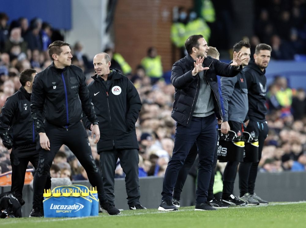”Mi-am rupt mâna când mă bucuram”. Frank Lampard a plătit scump victoria echipei sale din minutul 90+9_13