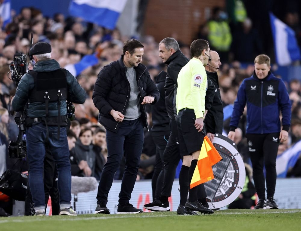 ”Mi-am rupt mâna când mă bucuram”. Frank Lampard a plătit scump victoria echipei sale din minutul 90+9_14