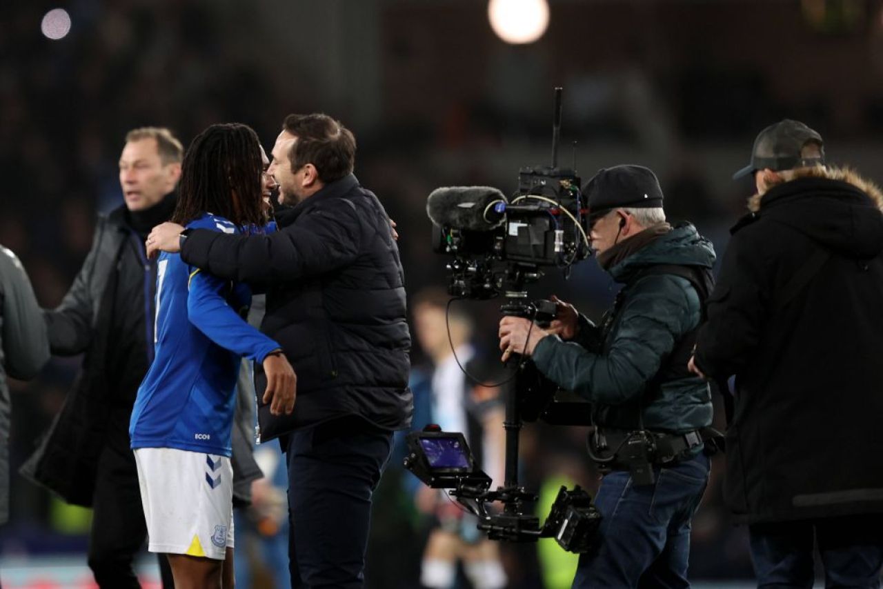 ”Mi-am rupt mâna când mă bucuram”. Frank Lampard a plătit scump victoria echipei sale din minutul 90+9_16