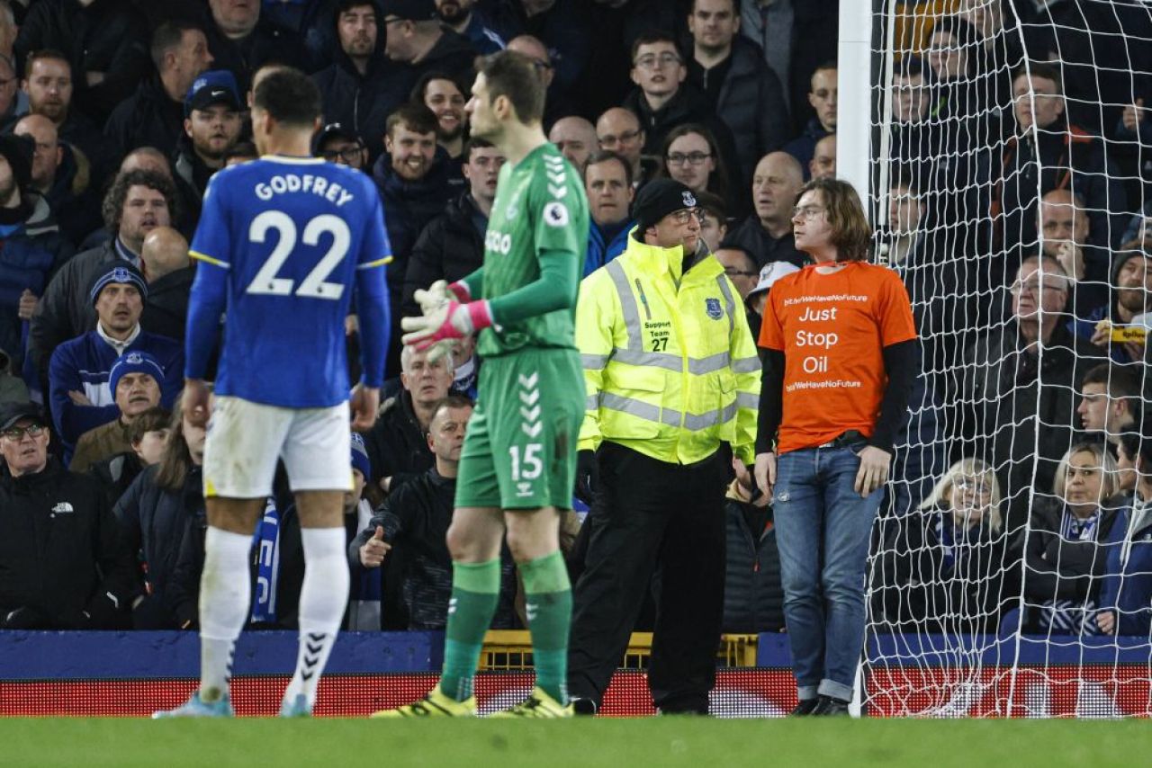 Motivul pentru care fanul s-a legat de bară în Everton - Newcastle. Mesajul pe care a vrut să-l transmită_2