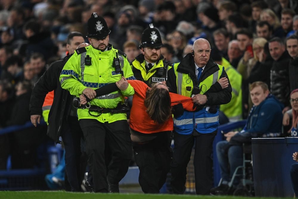 Motivul pentru care fanul s-a legat de bară în Everton - Newcastle. Mesajul pe care a vrut să-l transmită_3