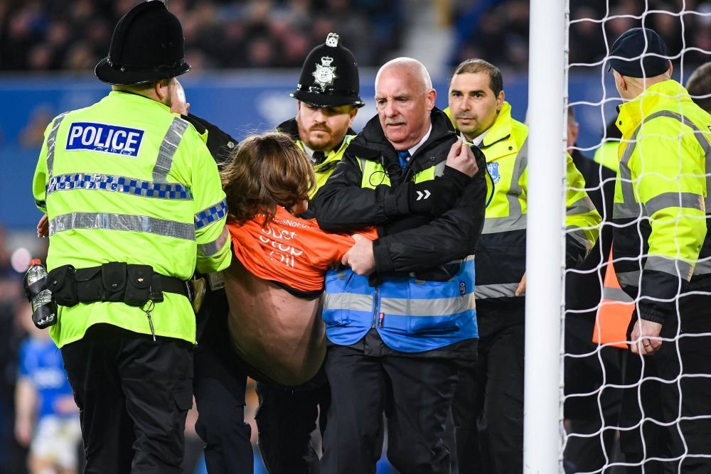 Motivul pentru care fanul s-a legat de bară în Everton - Newcastle. Mesajul pe care a vrut să-l transmită_4