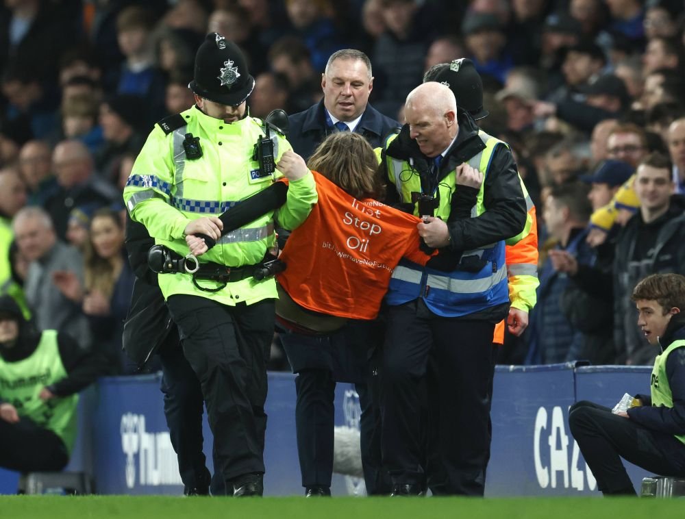 Motivul pentru care fanul s-a legat de bară în Everton - Newcastle. Mesajul pe care a vrut să-l transmită_5