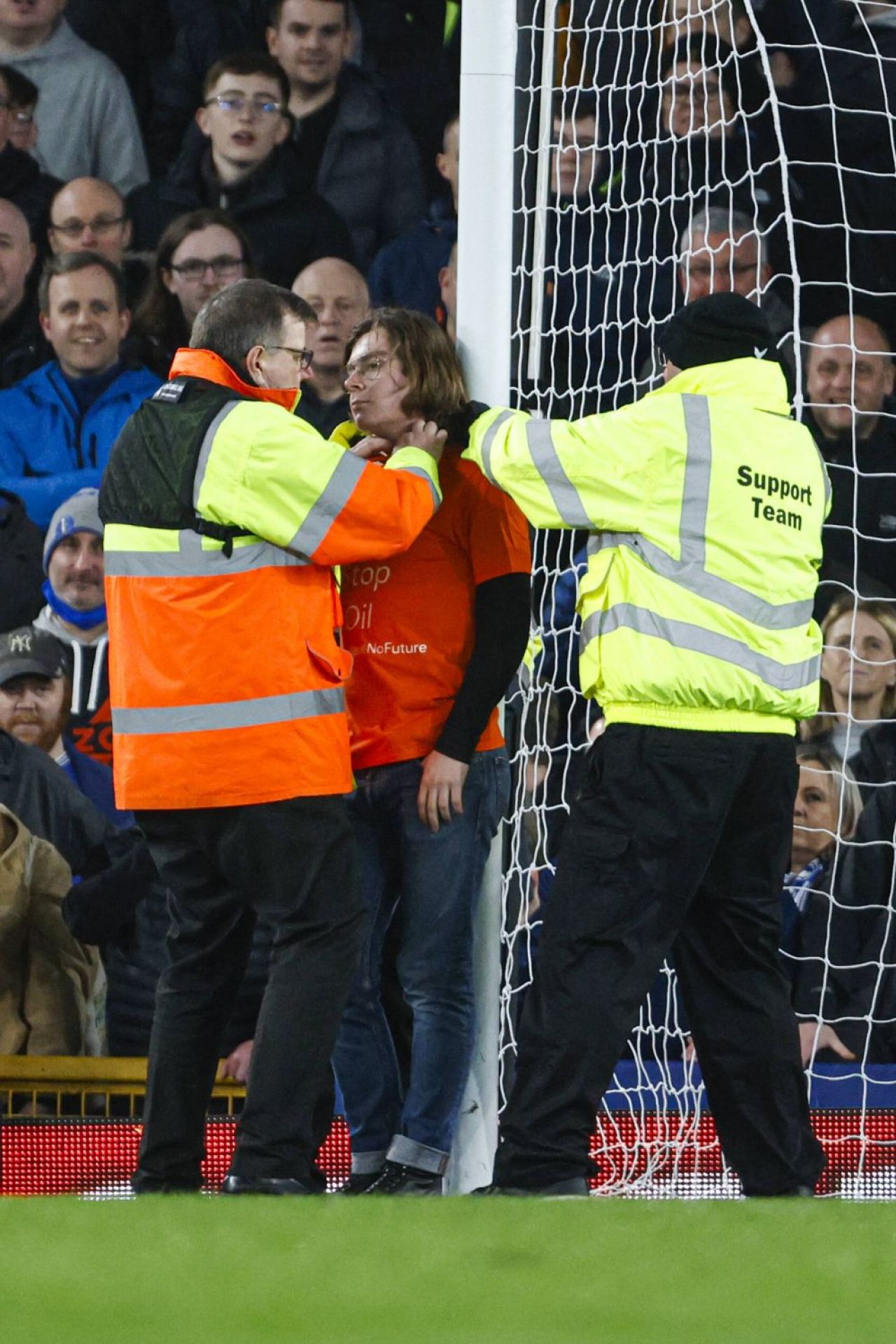 Motivul pentru care fanul s-a legat de bară în Everton - Newcastle. Mesajul pe care a vrut să-l transmită_6