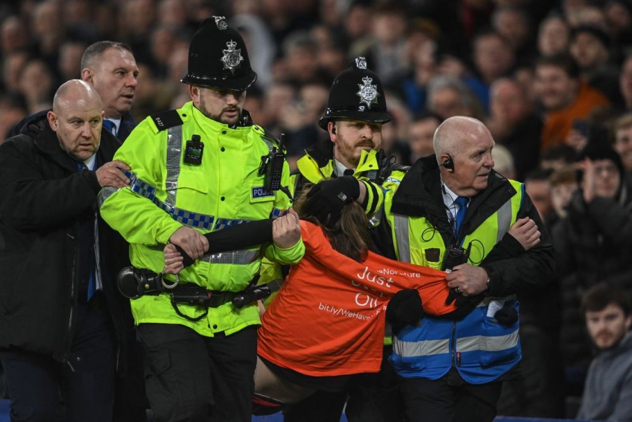 Motivul pentru care fanul s-a legat de bară în Everton - Newcastle. Mesajul pe care a vrut să-l transmită_7