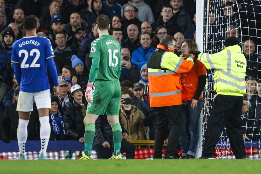 Motivul pentru care fanul s-a legat de bară în Everton - Newcastle. Mesajul pe care a vrut să-l transmită_8
