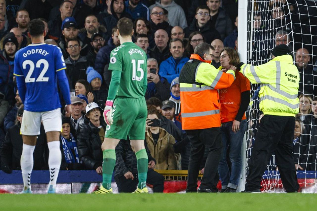 Motivul pentru care fanul s-a legat de bară în Everton - Newcastle. Mesajul pe care a vrut să-l transmită_8