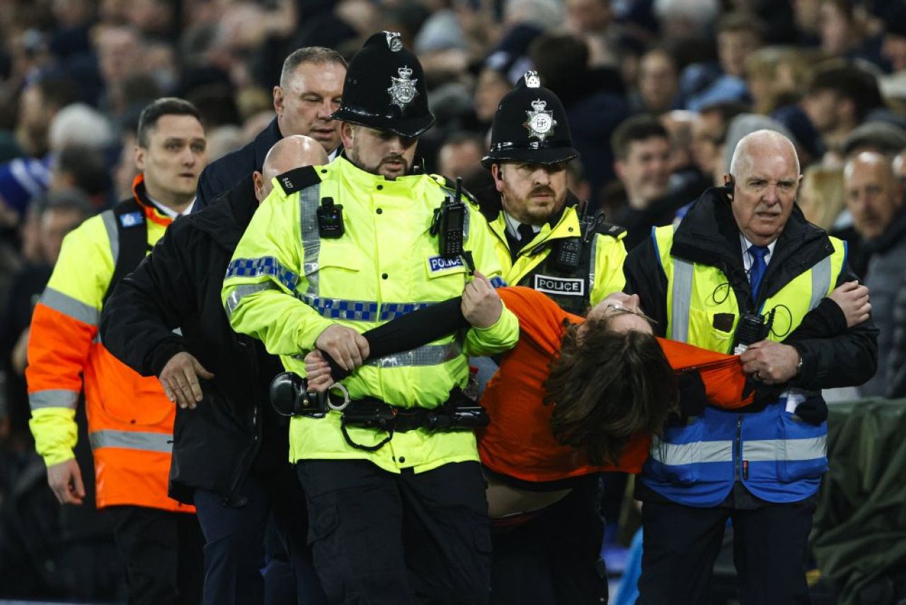 Motivul pentru care fanul s-a legat de bară în Everton - Newcastle. Mesajul pe care a vrut să-l transmită_9