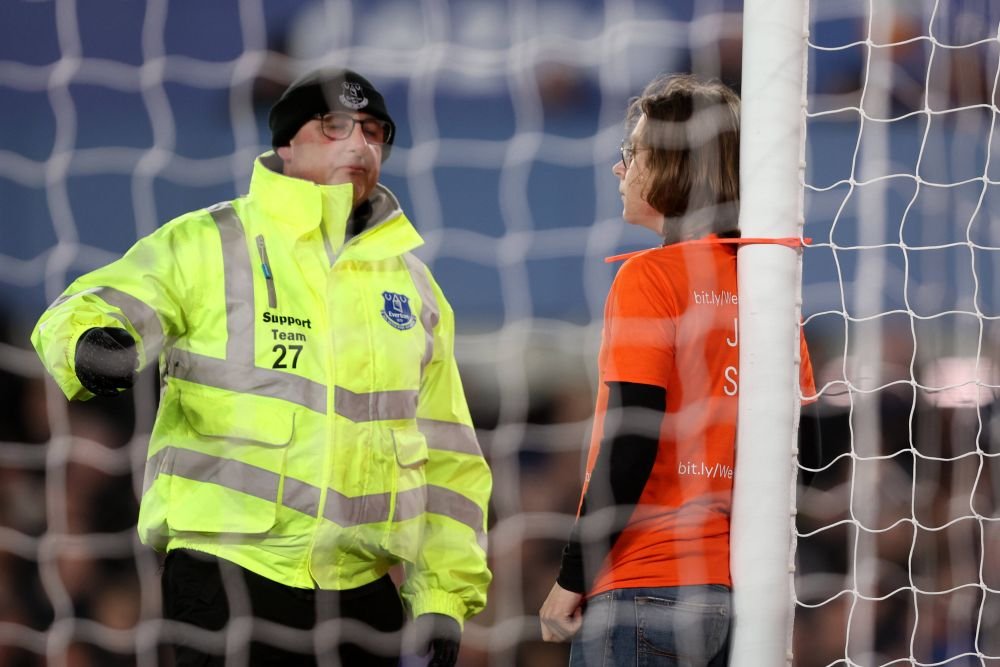 Motivul pentru care fanul s-a legat de bară în Everton - Newcastle. Mesajul pe care a vrut să-l transmită_10