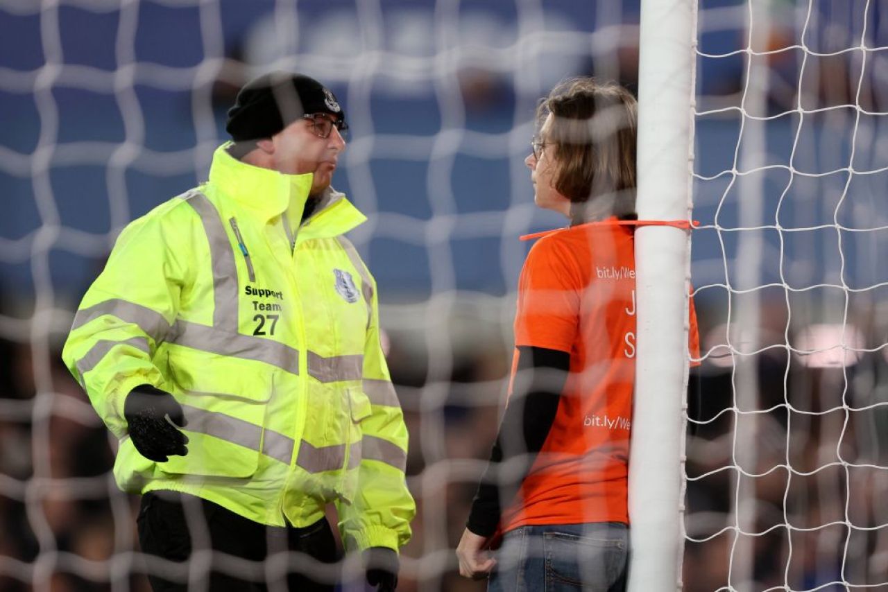 Motivul pentru care fanul s-a legat de bară în Everton - Newcastle. Mesajul pe care a vrut să-l transmită_11