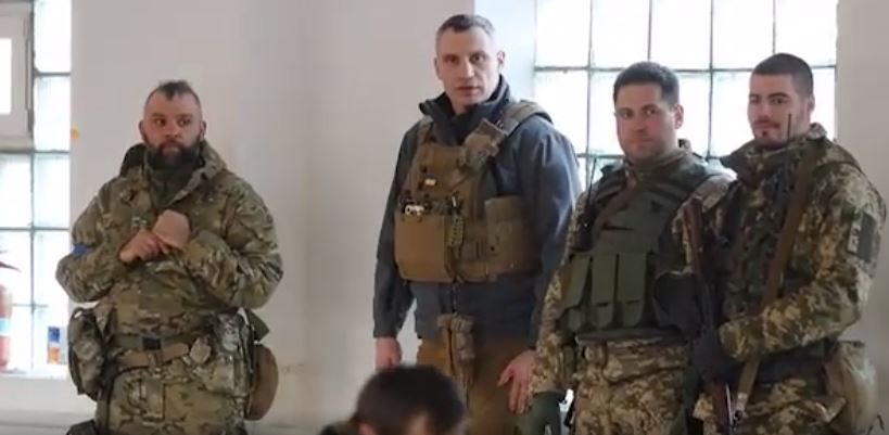 Klitschko a postat imagini de pe front! Primarul din Kiev a arătat cum se pregătesc ucrainenii să își apere țara_9