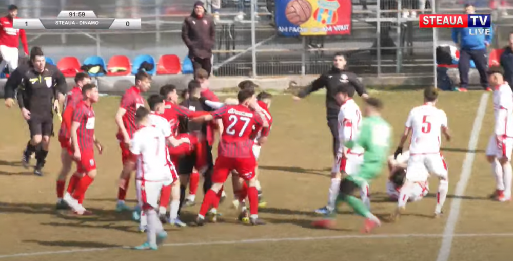 Steaua - Dinamo la juniori s-a &icirc;ncheiat cu o bătaie generală:&nbsp;&rdquo;I-au spart capul!&rdquo; + reacția ironică a lui Gică Mihali, antrenorul &rdquo;c&acirc;inilor&rdquo;