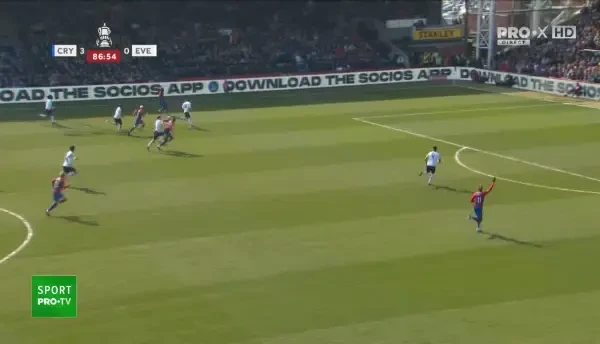 GOL Crystal Palace! Hughes trimite &icirc;n poartă balonul deviat!