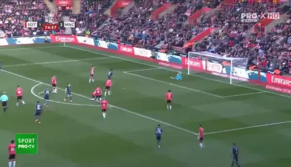 GOOOOL CITY! Foden preia la marginea careului și șutează puternic, trimiț&acirc;nd &icirc;n st&acirc;nga!