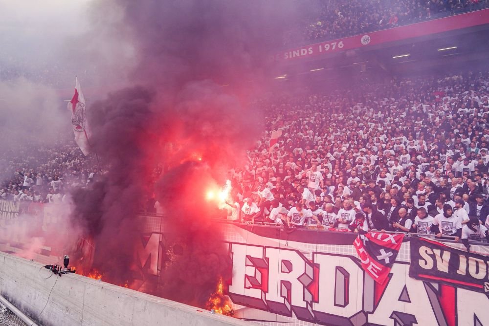 Imagini incredibile la Ajax - Feyenoord! Tribuna a luat foc &icirc;nainte de startul meciului