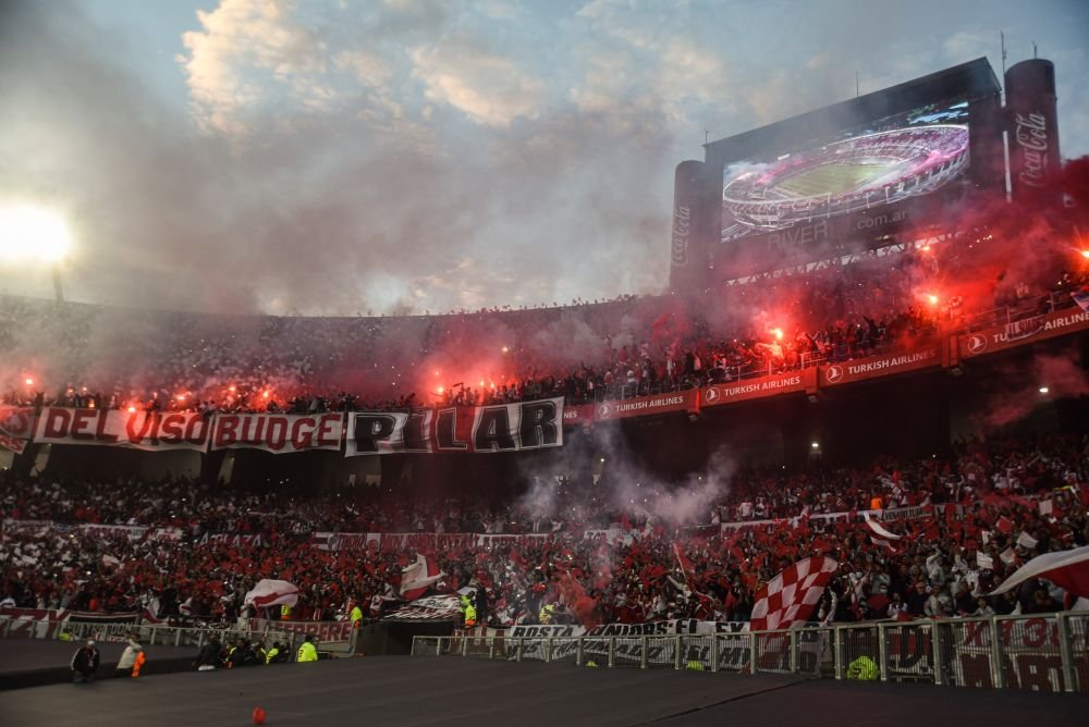 Ieri a fost &rdquo;El Clasico&rdquo;, azi &rdquo;Superclasico&rdquo;! Incidente la River Plate - Boca Juniors, cu 70.000 de spectatori pe &rdquo;Monumental&rdquo;