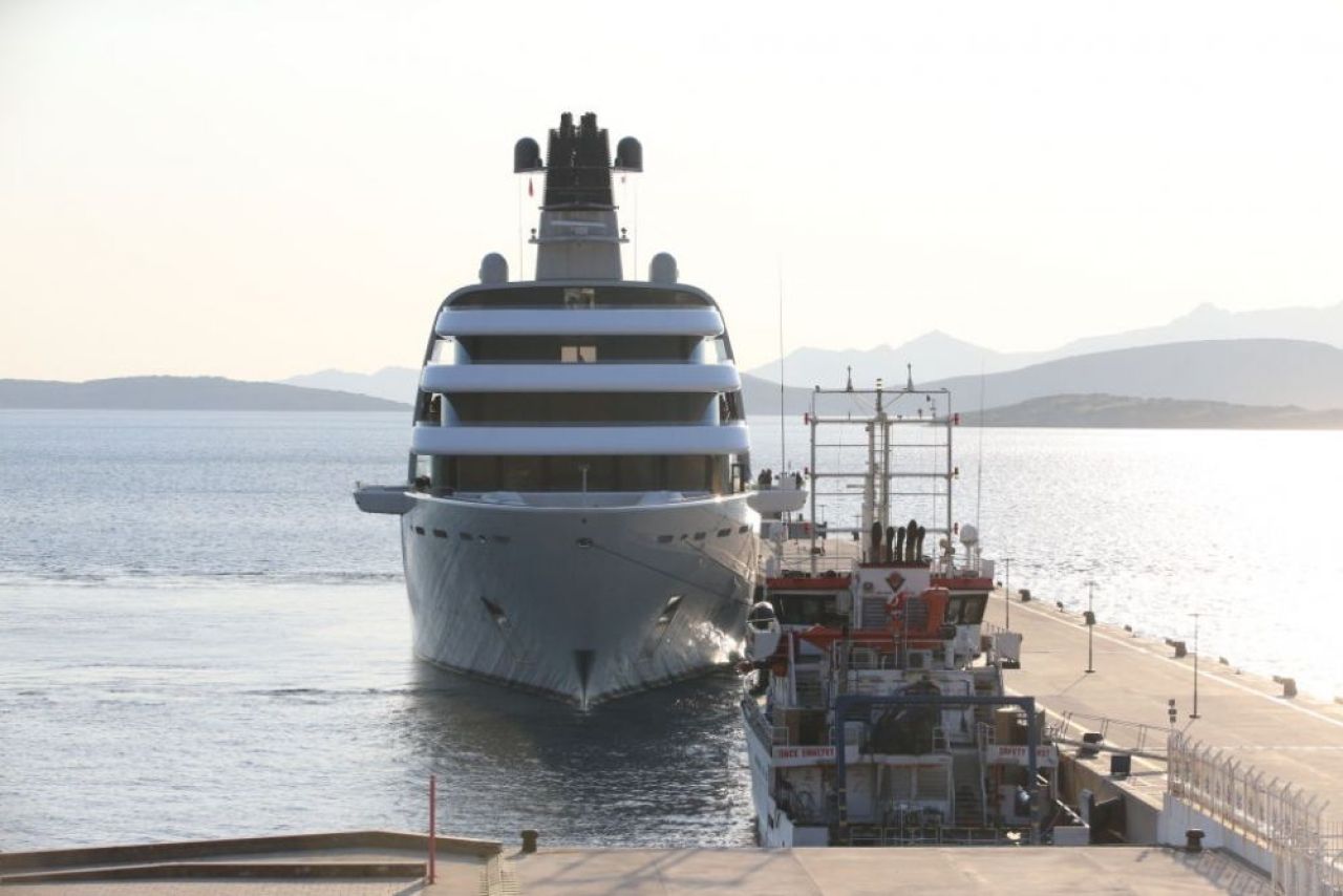 Momentul în care yachtul de peste 500 de milioane de euro al lui Abramovich a fost împiedicat să acosteze de un grup de activiști ucraineni_1