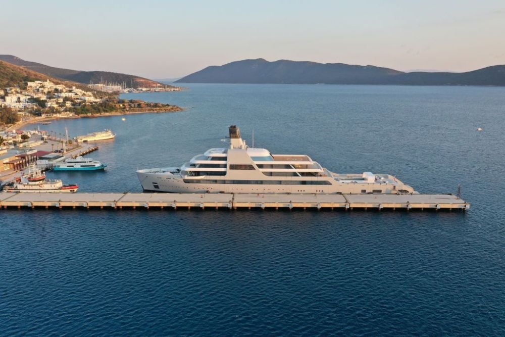 Momentul în care yachtul de peste 500 de milioane de euro al lui Abramovich a fost împiedicat să acosteze de un grup de activiști ucraineni_2