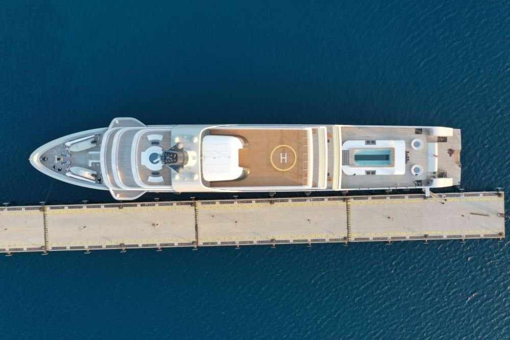 Momentul în care yachtul de peste 500 de milioane de euro al lui Abramovich a fost împiedicat să acosteze de un grup de activiști ucraineni_3