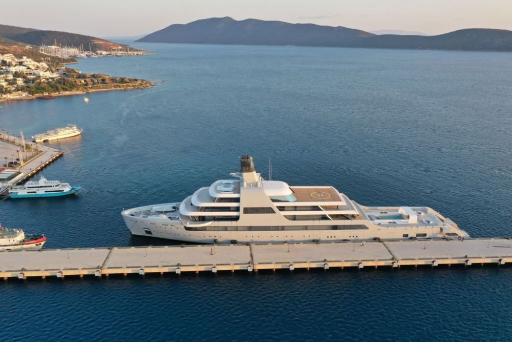 Momentul în care yachtul de peste 500 de milioane de euro al lui Abramovich a fost împiedicat să acosteze de un grup de activiști ucraineni_4