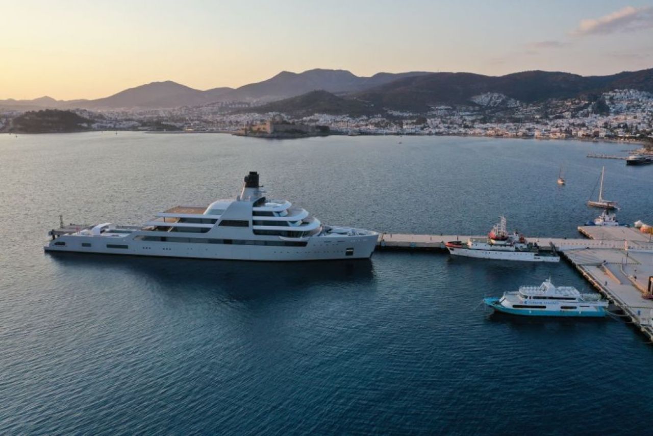 Momentul în care yachtul de peste 500 de milioane de euro al lui Abramovich a fost împiedicat să acosteze de un grup de activiști ucraineni_5
