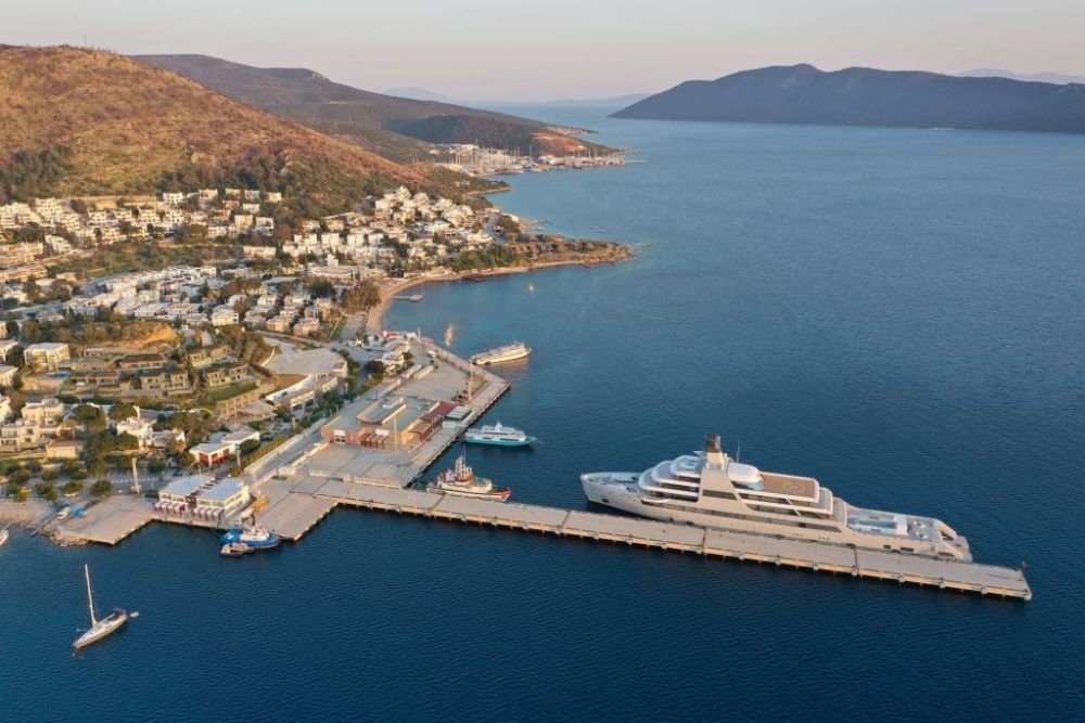 Momentul în care yachtul de peste 500 de milioane de euro al lui Abramovich a fost împiedicat să acosteze de un grup de activiști ucraineni_6