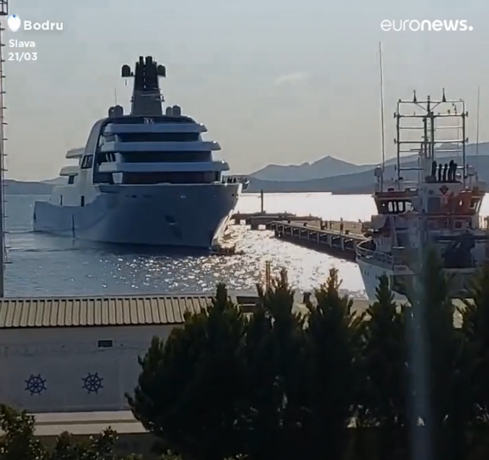 Momentul în care yachtul de peste 500 de milioane de euro al lui Abramovich a fost împiedicat să acosteze de un grup de activiști ucraineni_7