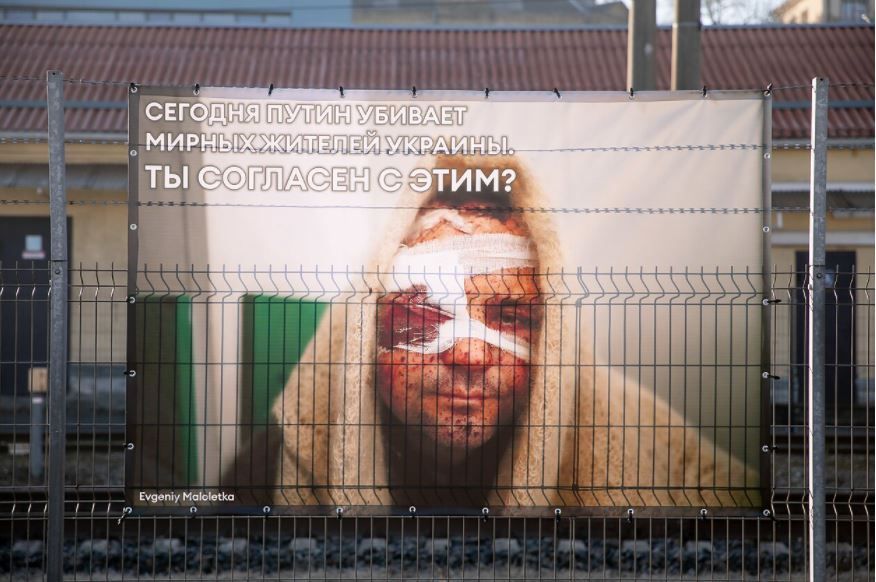 „Sunteţi de acord cu așa ceva?!” Lituania, modalitate inedită de a le arăta rușilor atrocitățile din Ucraina_2