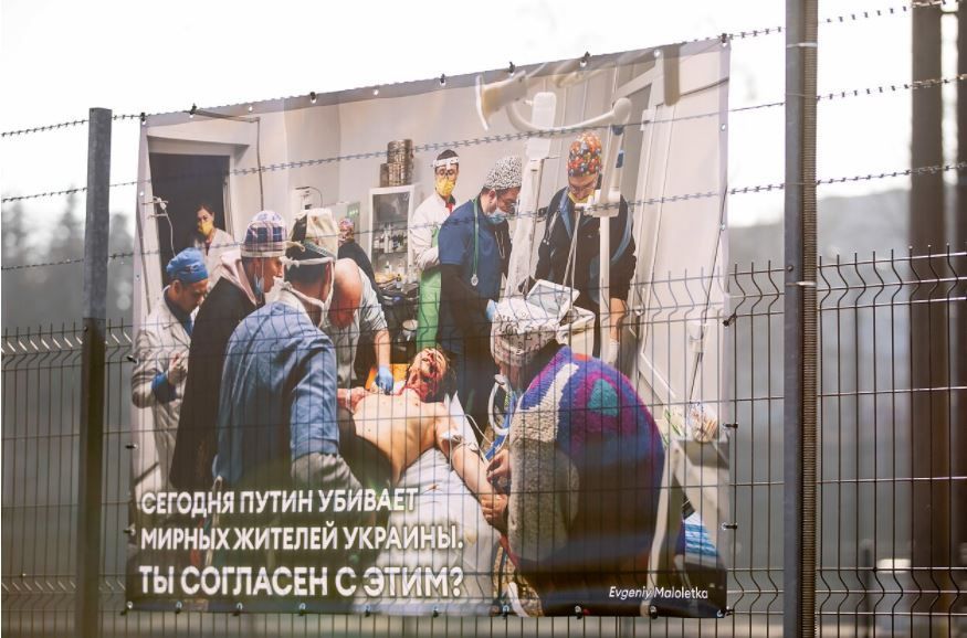 „Sunteţi de acord cu așa ceva?!” Lituania, modalitate inedită de a le arăta rușilor atrocitățile din Ucraina_5