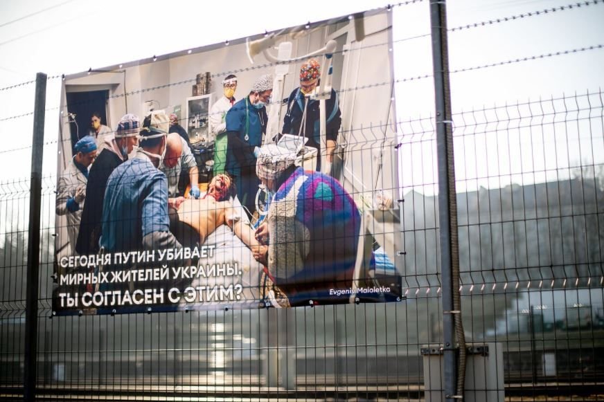 „Sunteţi de acord cu așa ceva?!” Lituania, modalitate inedită de a le arăta rușilor atrocitățile din Ucraina_6