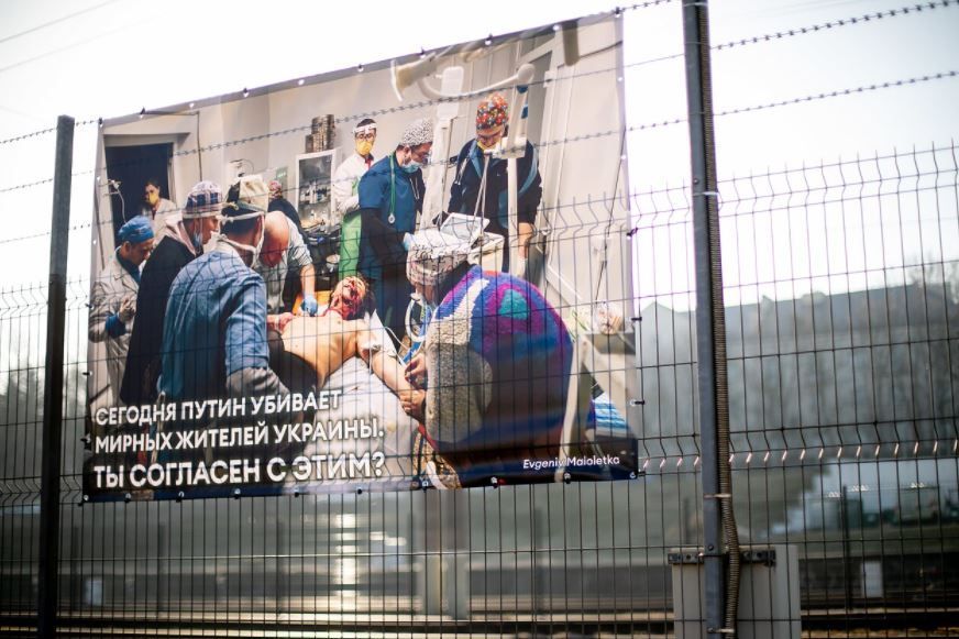 „Sunteţi de acord cu așa ceva?!” Lituania, modalitate inedită de a le arăta rușilor atrocitățile din Ucraina_6