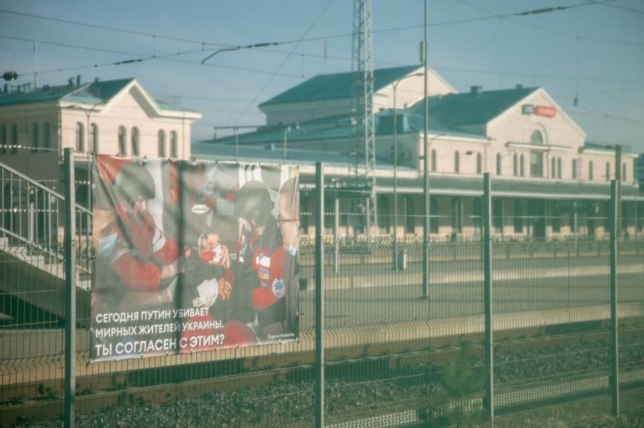 „Sunteţi de acord cu așa ceva?!” Lituania, modalitate inedită de a le arăta rușilor atrocitățile din Ucraina_12
